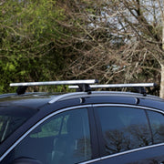 Aлуминиеви греди за багажник с ключалки за Toyota Auris, Avensis, Corolla, Corolla Cross, Highlander, RAV4 и Yaris Cross с плътни надлъжни релси (Flush Rails) 120 см, до 90 кг, Сребристи