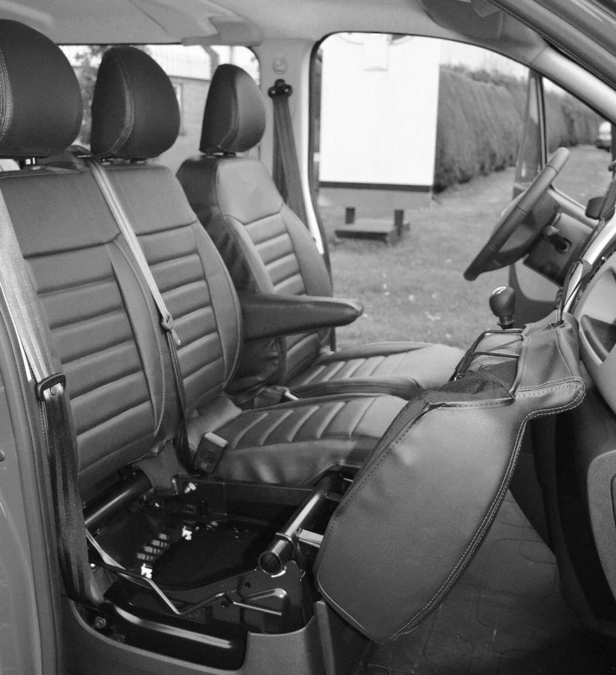 Кожена тапицерия за седалки за Renault Traffic, Opel VIvaro, Vauxhall 2015-2022 - Черна с червен шев
